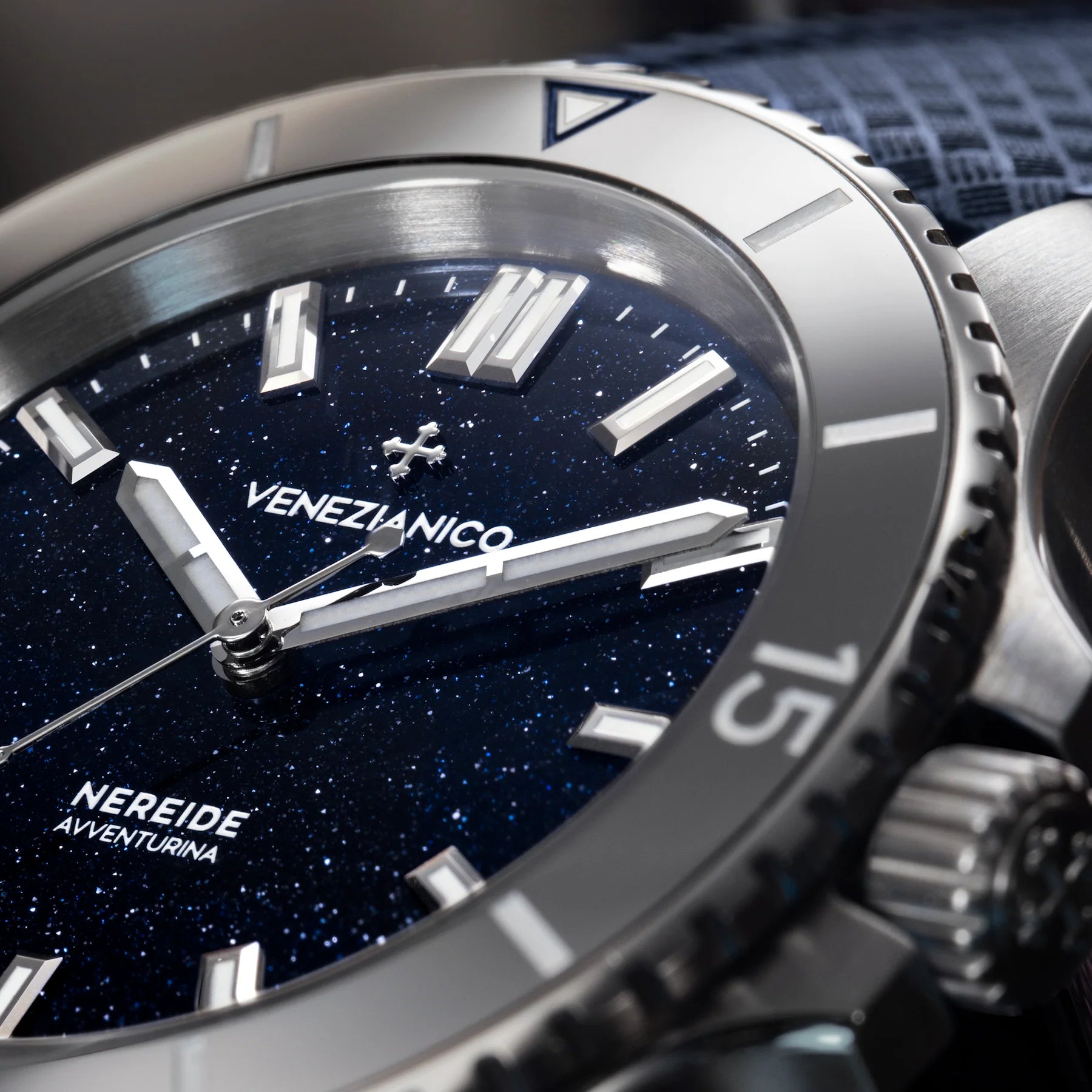 Venezianico Nereide Tungsteno Avventurina 砂金石鎢圈潛水錶 Close-up of blue aventurine dial with silver markers, rotating bezel, and textured strap