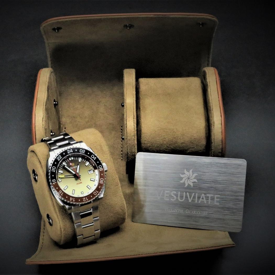 #手錶, #腕錶, #手錶店, #鐘錶店, #香港手錶, #香港腕錶, #香港鐘錶, #買手錶香港, #手錶網店, #網上買手錶, #手錶專門店, #鐘錶專門店, #名牌手錶, #品牌手錶, #小眾手錶品牌, #時尚手錶, #潮流手錶, #平價手錶, #高級手錶, #精品手錶, #男裝手錶, #女裝手錶, #情侶手錶, #對錶, #學生手錶, #商務手錶, #休閒手錶, #防水手錶, #自動機械錶, #機械錶, #石英錶, #電子錶, #數碼手錶, #智能手錶, #復古手錶, #懷舊手錶, #經典手錶, #聯名手錶, #限量版手錶, #潛水錶, #潛水手錶, #軍錶, #戶外手錶, #運動手錶, #GMT手錶, #計時碼錶, #日曆手錶, #皮帶手錶, #鋼帶手錶, #尼龍錶帶, #橡膠錶帶, #錶帶配件, #手錶配件, #錶帶更換, #手錶電池更換, #專業鐘錶服務, #正品手錶, #原裝手錶, #手錶推薦, #手錶推介, #邊度買手錶, #香港邊度買手錶, #手錶優惠, #手錶折扣, #手錶特價, #手錶現貨, #即日發貨手錶, #香港手錶速遞, #WatchHK, #AgelocerWatch, #Aq