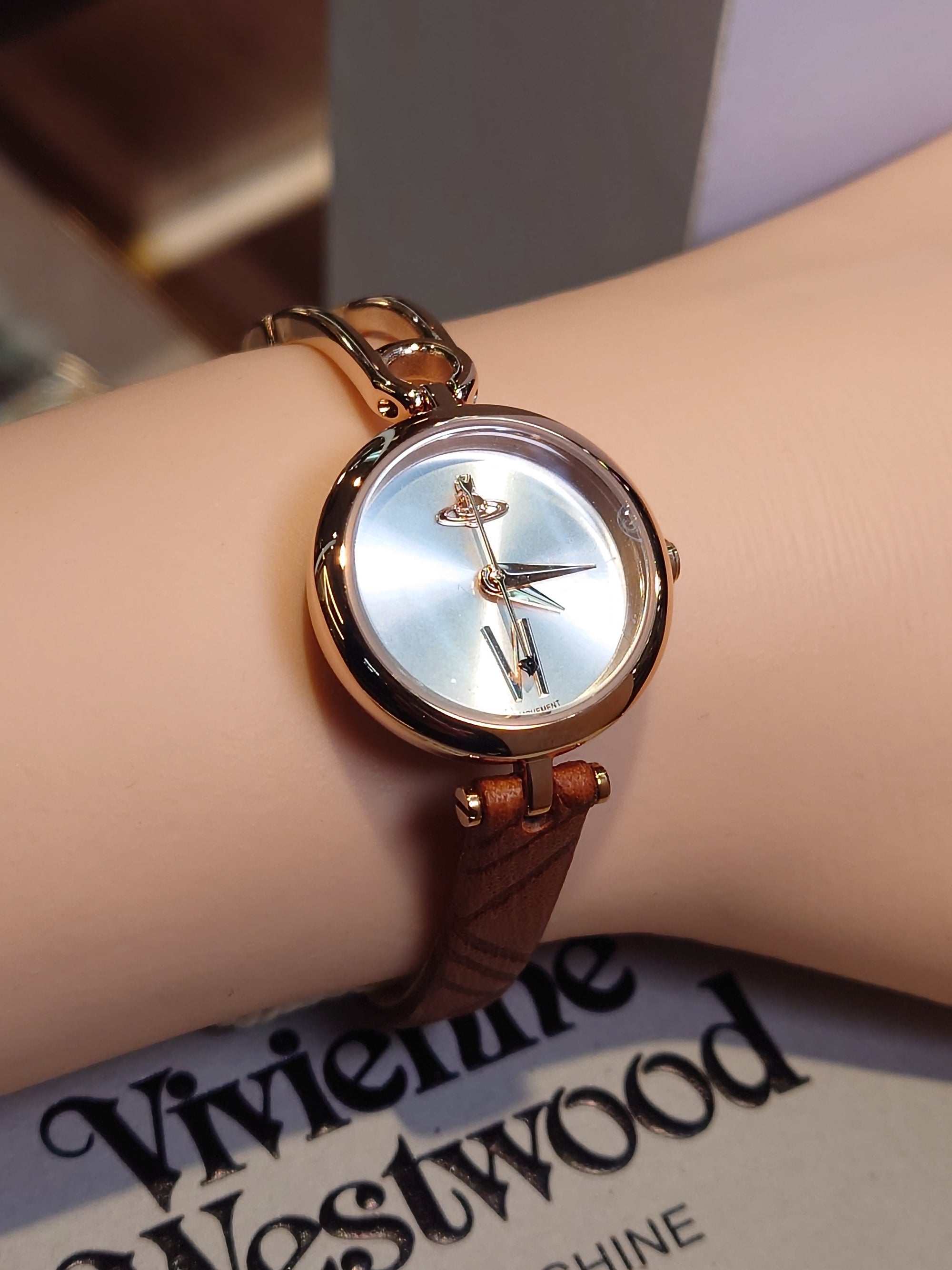 #手錶, #腕錶, #手錶店, #鐘錶店, #香港手錶, #香港腕錶, #香港鐘錶, #買手錶香港, #手錶網店, #網上買手錶, #手錶專門店, #鐘錶專門店, #名牌手錶, #品牌手錶, #小眾手錶品牌, #時尚手錶, #潮流手錶, #平價手錶, #高級手錶, #精品手錶, #男裝手錶, #女裝手錶, #情侶手錶, #對錶, #學生手錶, #商務手錶, #休閒手錶, #防水手錶, #自動機械錶, #機械錶, #石英錶, #電子錶, #數碼手錶, #智能手錶, #復古手錶, #懷舊手錶, #經典手錶, #聯名手錶, #限量版手錶, #潛水錶, #潛水手錶, #軍錶, #戶外手錶, #運動手錶, #GMT手錶, #計時碼錶, #日曆手錶, #皮帶手錶, #鋼帶手錶, #尼龍錶帶, #橡膠錶帶, #錶帶配件, #手錶配件, #錶帶更換, #手錶電池更換, #專業鐘錶服務, #正品手錶, #原裝手錶, #手錶推薦, #手錶推介, #邊度買手錶, #香港邊度買手錶, #手錶優惠, #手錶折扣, #手錶特價, #手錶現貨, #即日發貨手錶, #香港手錶速遞, #WatchHK, #AgelocerWatch, #Aq