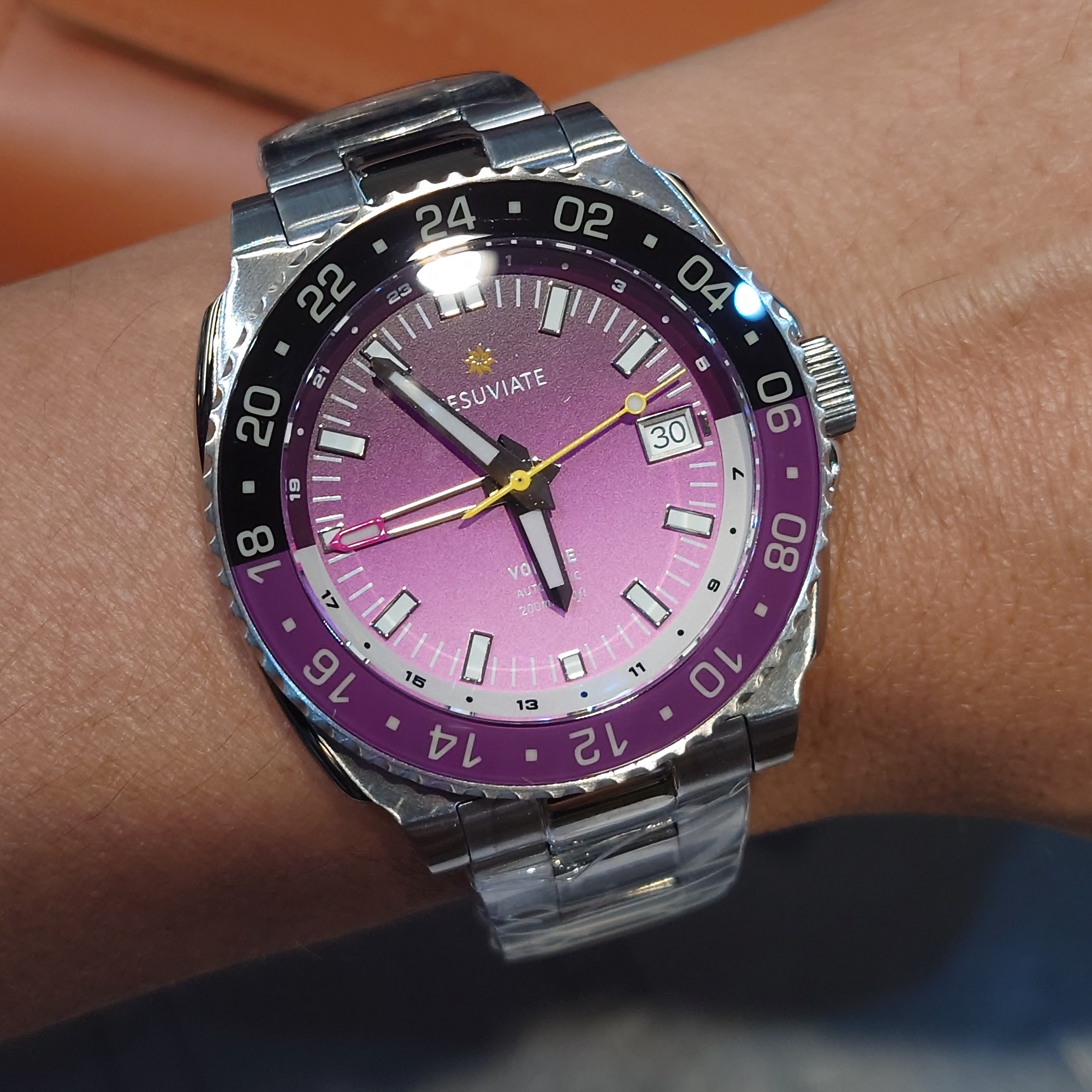 #手錶, #腕錶, #手錶店, #鐘錶店, #香港手錶, #香港腕錶, #香港鐘錶, #買手錶香港, #手錶網店, #網上買手錶, #手錶專門店, #鐘錶專門店, #名牌手錶, #品牌手錶, #小眾手錶品牌, #時尚手錶, #潮流手錶, #平價手錶, #高級手錶, #精品手錶, #男裝手錶, #女裝手錶, #情侶手錶, #對錶, #學生手錶, #商務手錶, #休閒手錶, #防水手錶, #自動機械錶, #機械錶, #石英錶, #電子錶, #數碼手錶, #智能手錶, #復古手錶, #懷舊手錶, #經典手錶, #聯名手錶, #限量版手錶, #潛水錶, #潛水手錶, #軍錶, #戶外手錶, #運動手錶, #GMT手錶, #計時碼錶, #日曆手錶, #皮帶手錶, #鋼帶手錶, #尼龍錶帶, #橡膠錶帶, #錶帶配件, #手錶配件, #錶帶更換, #手錶電池更換, #專業鐘錶服務, #正品手錶, #原裝手錶, #手錶推薦, #手錶推介, #邊度買手錶, #香港邊度買手錶, #手錶優惠, #手錶折扣, #手錶特價, #手錶現貨, #即日發貨手錶, #香港手錶速遞, #WatchHK, #AgelocerWatch, #Aq