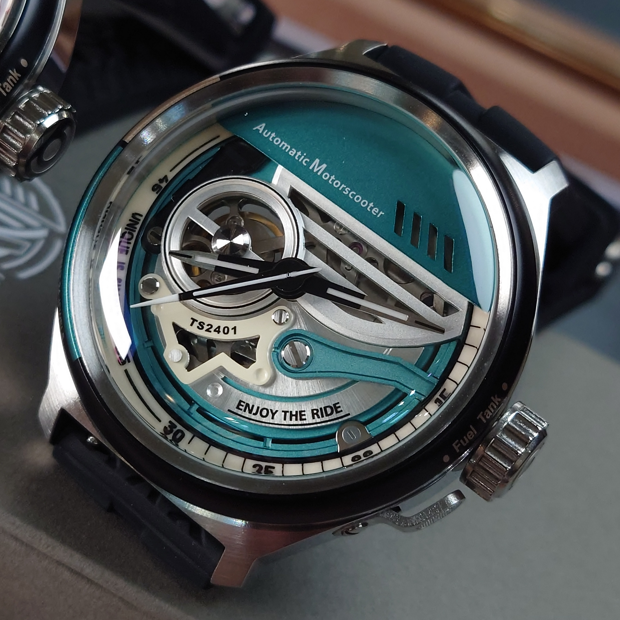 #手錶, #腕錶, #手錶店, #鐘錶店, #香港手錶, #香港腕錶, #香港鐘錶, #買手錶香港, #手錶網店, #網上買手錶, #手錶專門店, #鐘錶專門店, #名牌手錶, #品牌手錶, #小眾手錶品牌, #時尚手錶, #潮流手錶, #平價手錶, #高級手錶, #精品手錶, #男裝手錶, #女裝手錶, #情侶手錶, #對錶, #學生手錶, #商務手錶, #休閒手錶, #防水手錶, #自動機械錶, #機械錶, #石英錶, #電子錶, #數碼手錶, #智能手錶, #復古手錶, #懷舊手錶, #經典手錶, #聯名手錶, #限量版手錶, #潛水錶, #潛水手錶, #軍錶, #戶外手錶, #運動手錶, #GMT手錶, #計時碼錶, #日曆手錶, #皮帶手錶, #鋼帶手錶, #尼龍錶帶, #橡膠錶帶, #錶帶配件, #手錶配件, #錶帶更換, #手錶電池更換, #專業鐘錶服務, #正品手錶, #原裝手錶, #手錶推薦, #手錶推介, #邊度買手錶, #香港邊度買手錶, #手錶優惠, #手錶折扣, #手錶特價, #手錶現貨, #即日發貨手錶, #香港手錶速遞, #WatchHK, #AgelocerWatch, #Aq