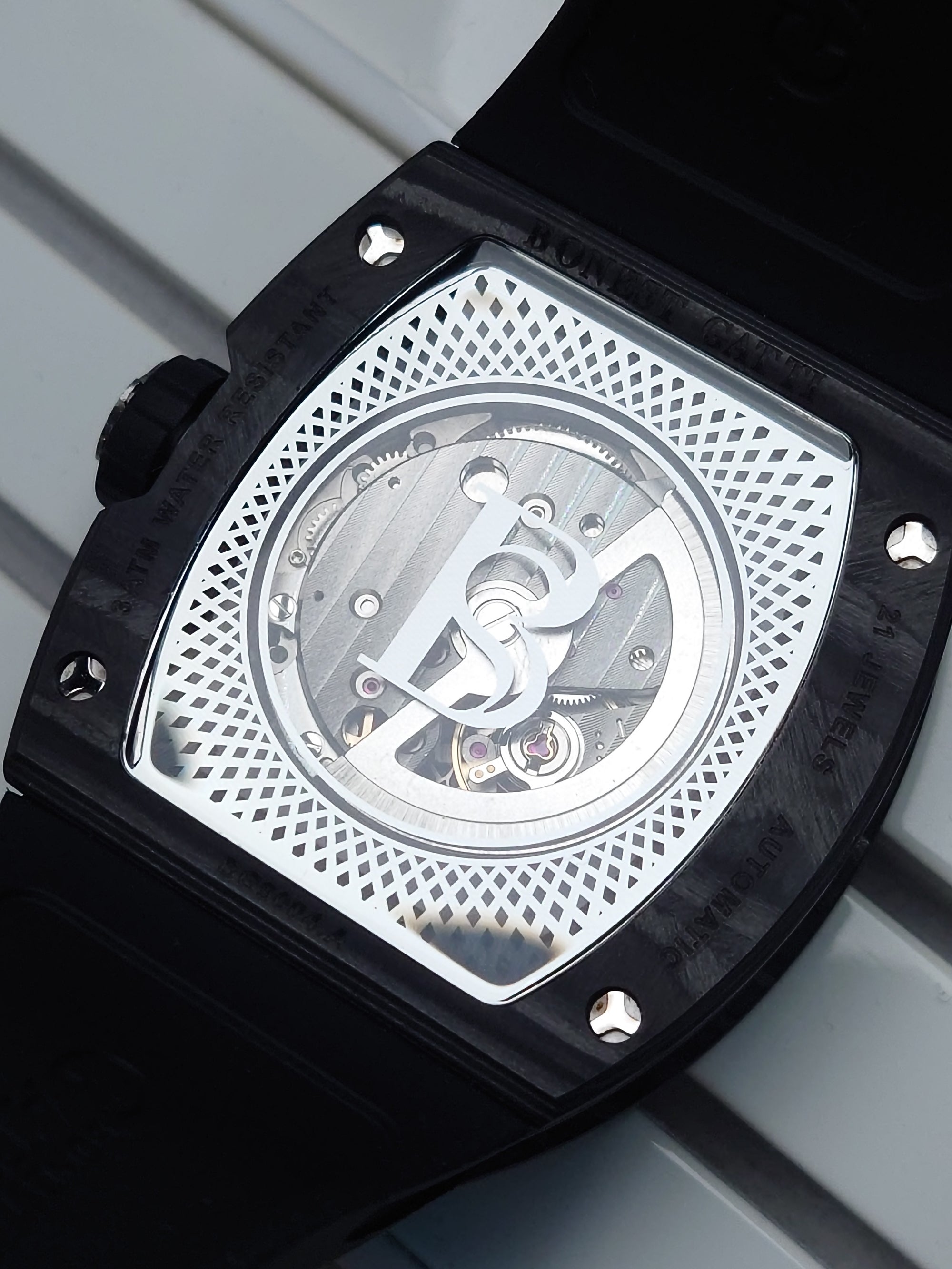 Bonest Gatti 現貨發售酒桶形夜光碳纖維自動錶 黑色BG9004-R2