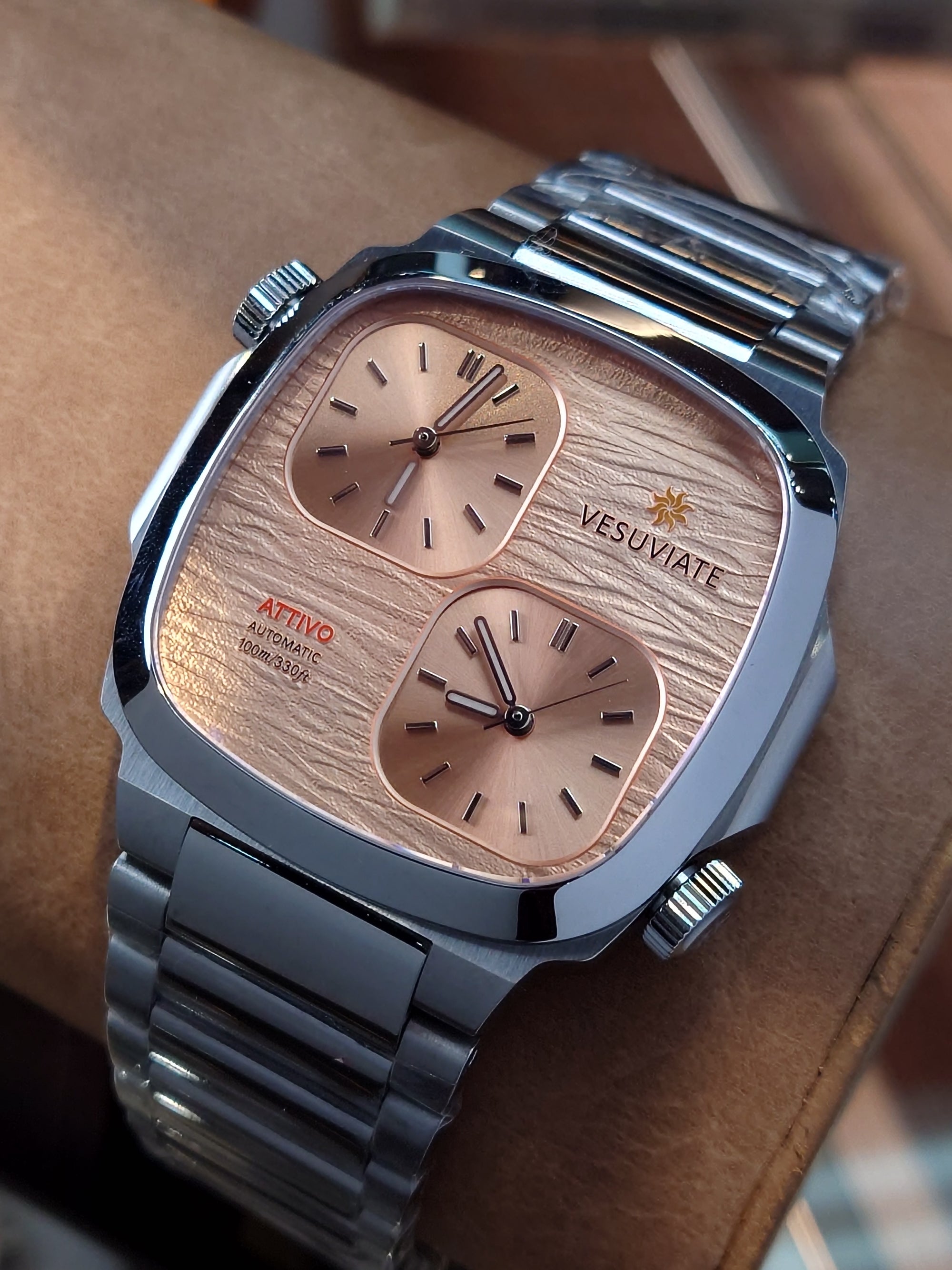 #手錶, #腕錶, #手錶店, #鐘錶店, #香港手錶, #香港腕錶, #香港鐘錶, #買手錶香港, #手錶網店, #網上買手錶, #手錶專門店, #鐘錶專門店, #名牌手錶, #品牌手錶, #小眾手錶品牌, #時尚手錶, #潮流手錶, #平價手錶, #高級手錶, #精品手錶, #男裝手錶, #女裝手錶, #情侶手錶, #對錶, #學生手錶, #商務手錶, #休閒手錶, #防水手錶, #自動機械錶, #機械錶, #石英錶, #電子錶, #數碼手錶, #智能手錶, #復古手錶, #懷舊手錶, #經典手錶, #聯名手錶, #限量版手錶, #潛水錶, #潛水手錶, #軍錶, #戶外手錶, #運動手錶, #GMT手錶, #計時碼錶, #日曆手錶, #皮帶手錶, #鋼帶手錶, #尼龍錶帶, #橡膠錶帶, #錶帶配件, #手錶配件, #錶帶更換, #手錶電池更換, #專業鐘錶服務, #正品手錶, #原裝手錶, #手錶推薦, #手錶推介, #邊度買手錶, #香港邊度買手錶, #手錶優惠, #手錶折扣, #手錶特價, #手錶現貨, #即日發貨手錶, #香港手錶速遞, #WatchHK, #AgelocerWatch, #Aq