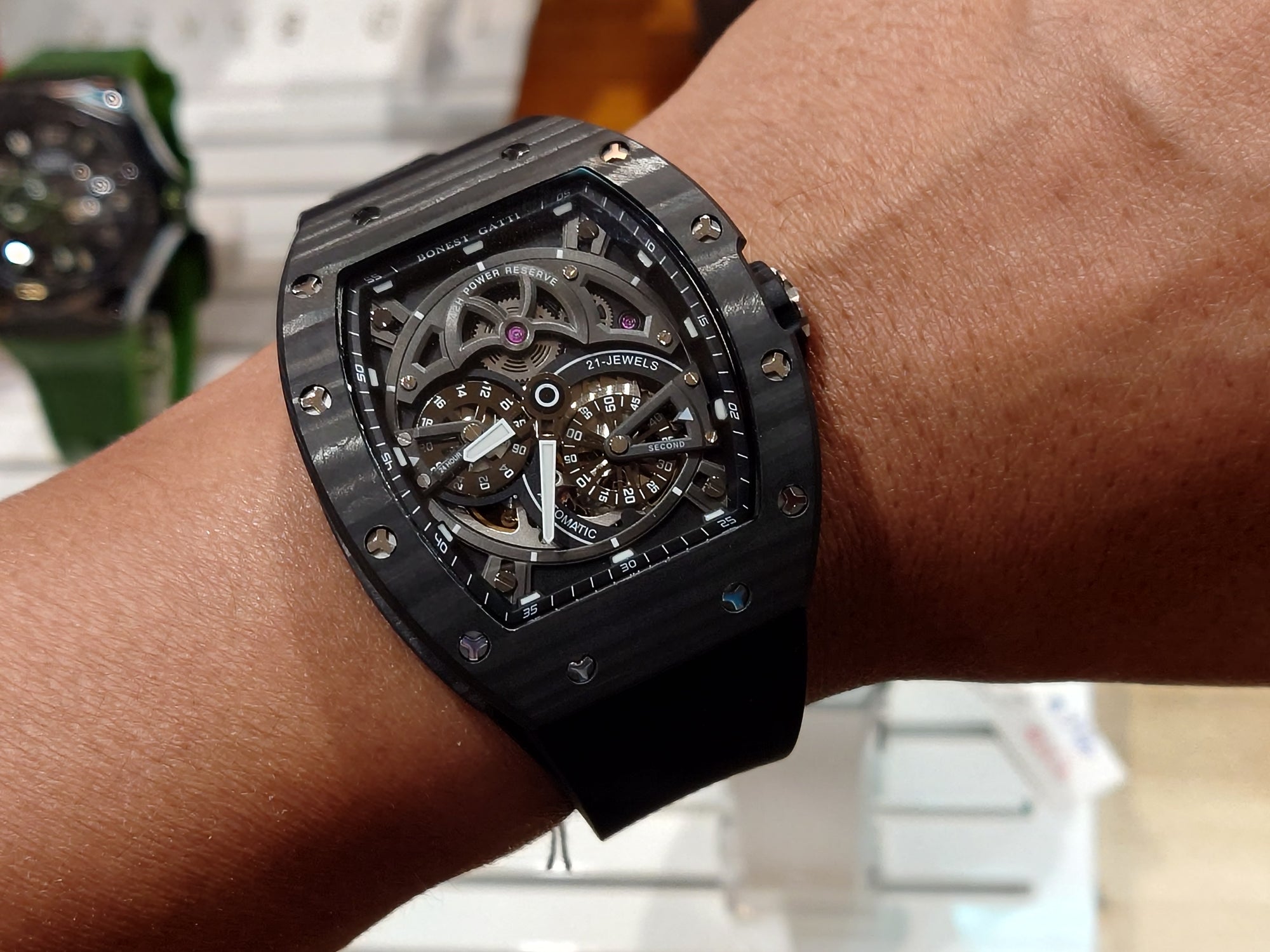 Bonest Gatti 現貨發售酒桶形夜光碳纖維自動錶 黑色BG9004-R2