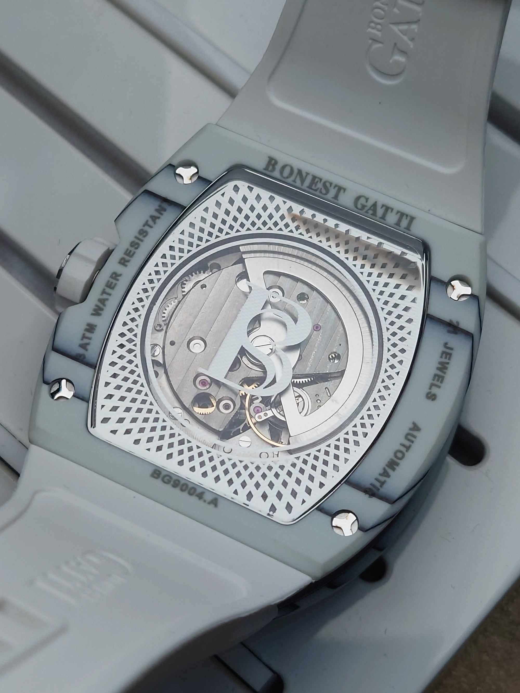 Bonest Gatti 現貨發售酒桶形夜光碳纖維自動錶 白色BG9004-R1
