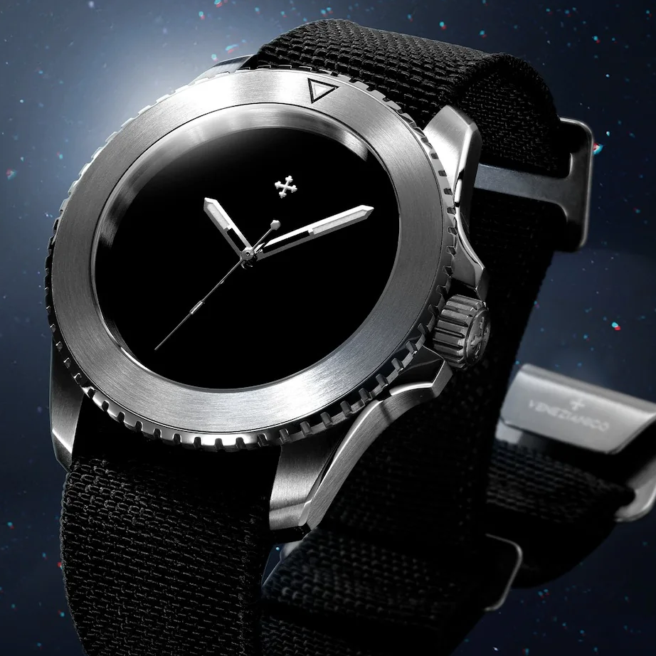 #手錶, #腕錶, #手錶店, #鐘錶店, #香港手錶, #香港腕錶, #香港鐘錶, #買手錶香港, #手錶網店, #網上買手錶, #手錶專門店, #鐘錶專門店, #名牌手錶, #品牌手錶, #小眾手錶品牌, #時尚手錶, #潮流手錶, #平價手錶, #高級手錶, #精品手錶, #男裝手錶, #女裝手錶, #情侶手錶, #對錶, #學生手錶, #商務手錶, #休閒手錶, #防水手錶, #自動機械錶, #機械錶, #石英錶, #電子錶, #數碼手錶, #智能手錶, #復古手錶, #懷舊手錶, #經典手錶, #聯名手錶, #限量版手錶, #潛水錶, #潛水手錶, #軍錶, #戶外手錶, #運動手錶, #GMT手錶, #計時碼錶, #日曆手錶, #皮帶手錶, #鋼帶手錶, #尼龍錶帶, #橡膠錶帶, #錶帶配件, #手錶配件, #錶帶更換, #手錶電池更換, #專業鐘錶服務, #正品手錶, #原裝手錶, #手錶推薦, #手錶推介, #邊度買手錶, #香港邊度買手錶, #手錶優惠, #手錶折扣, #手錶特價, #手錶現貨, #即日發貨手錶, #香港手錶速遞, #WatchHK, #AgelocerWatch, #Aq