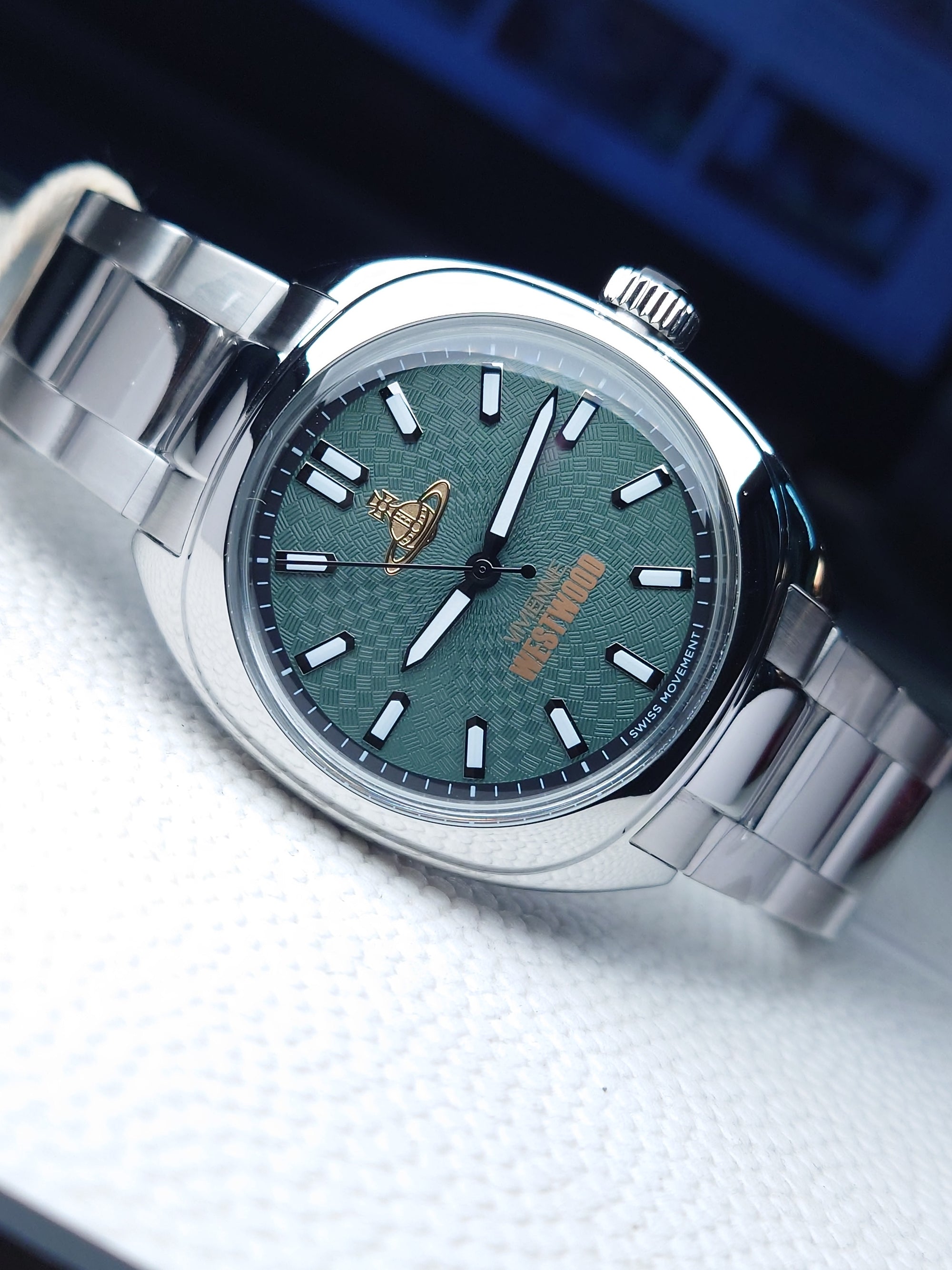 #手錶, #腕錶, #手錶店, #鐘錶店, #香港手錶, #香港腕錶, #香港鐘錶, #買手錶香港, #手錶網店, #網上買手錶, #手錶專門店, #鐘錶專門店, #名牌手錶, #品牌手錶, #小眾手錶品牌, #時尚手錶, #潮流手錶, #平價手錶, #高級手錶, #精品手錶, #男裝手錶, #女裝手錶, #情侶手錶, #對錶, #學生手錶, #商務手錶, #休閒手錶, #防水手錶, #自動機械錶, #機械錶, #石英錶, #電子錶, #數碼手錶, #智能手錶, #復古手錶, #懷舊手錶, #經典手錶, #聯名手錶, #限量版手錶, #潛水錶, #潛水手錶, #軍錶, #戶外手錶, #運動手錶, #GMT手錶, #計時碼錶, #日曆手錶, #皮帶手錶, #鋼帶手錶, #尼龍錶帶, #橡膠錶帶, #錶帶配件, #手錶配件, #錶帶更換, #手錶電池更換, #專業鐘錶服務, #正品手錶, #原裝手錶, #手錶推薦, #手錶推介, #邊度買手錶, #香港邊度買手錶, #手錶優惠, #手錶折扣, #手錶特價, #手錶現貨, #即日發貨手錶, #香港手錶速遞, #WatchHK, #AgelocerWatch, #Aq