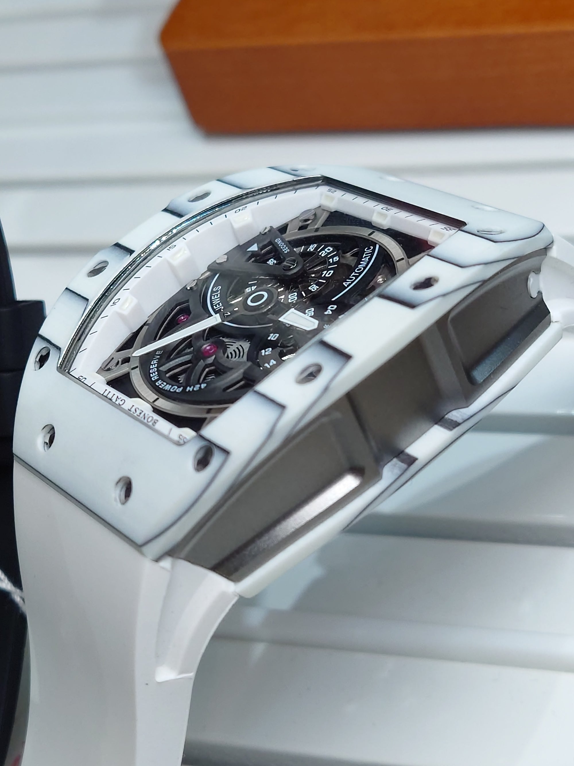 Bonest Gatti 現貨發售酒桶形夜光碳纖維自動錶 白色BG9004-R1