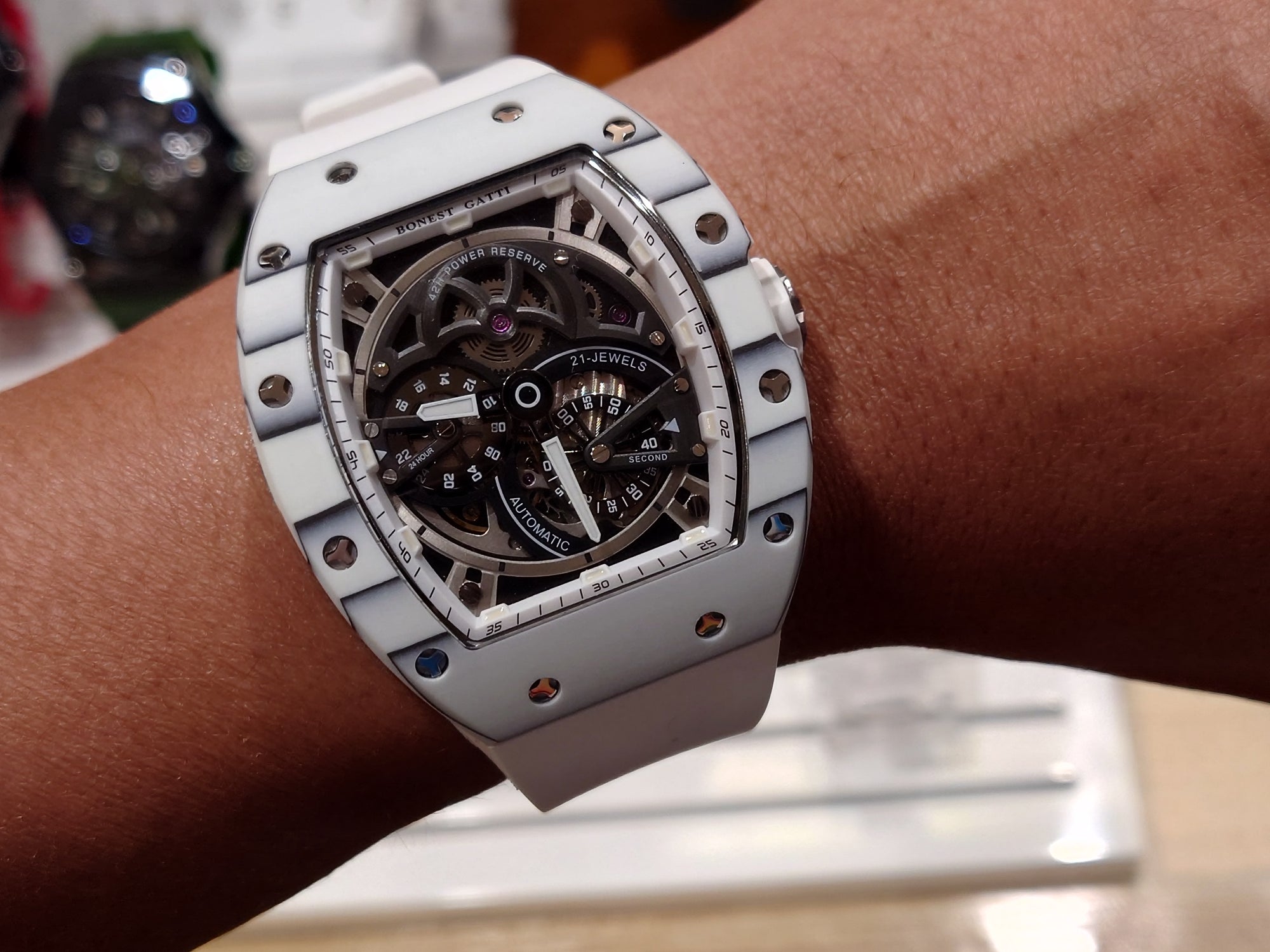 Bonest Gatti 現貨發售酒桶形夜光碳纖維自動錶 白色BG9004-R1