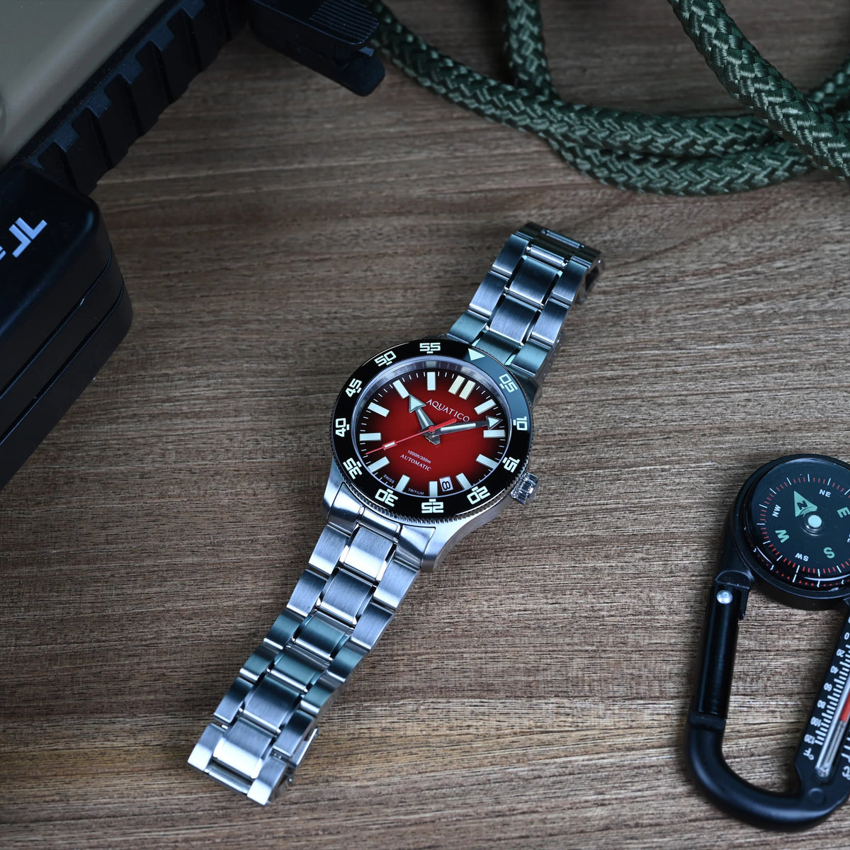 Aquatico Atlas Tritium Watch Fumé Red Dial T100氣燈潛水機械錶