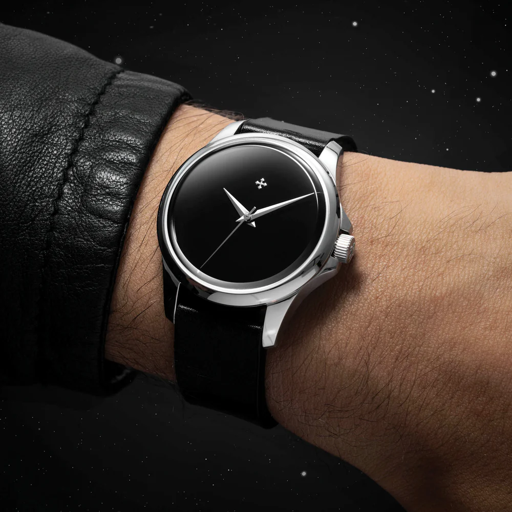 Venezianico 超極黑 Redentore Ultrablack 36mm black leather strap  wear on wrist.