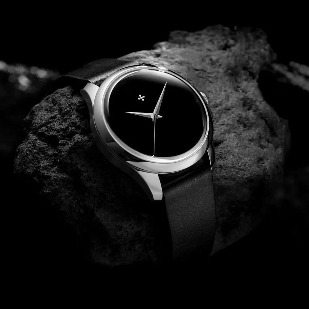 Venezianico 超極黑 Redentore ultrablack automatic watch with Musou Black™, 99.4% light absorption mood shot
