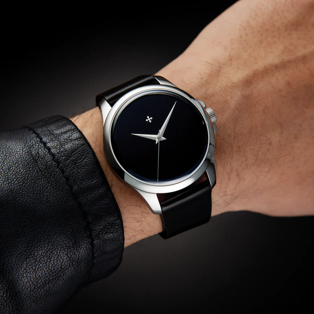 Venezianico 超極黑 Redentore ultrablack automatic watch with Musou Black™, 99.4% light absorption wear on wrist.